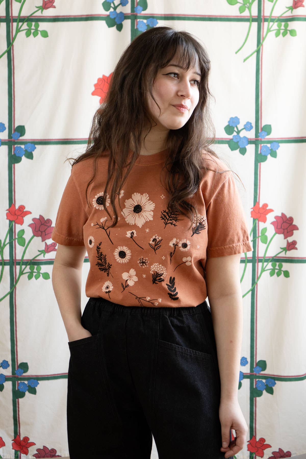 Stay Home Club - Vente T-shirt sérigraphié – unisexe - T-shirt à fleurs pressées1