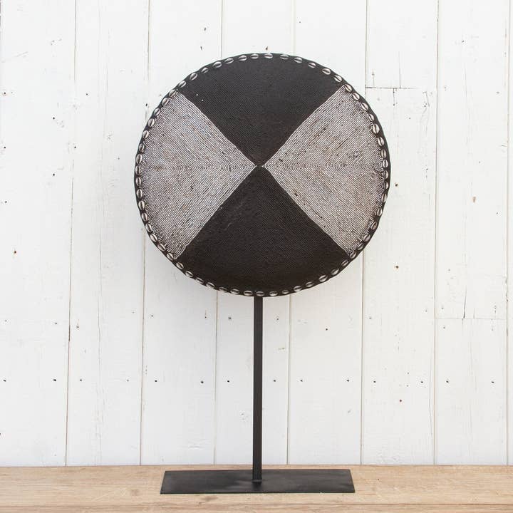 De-cor - Venta al por mayor Bandejas/platos/boles decorativos - Escudo africano con cuentas en blanco y negro sobre soporte1