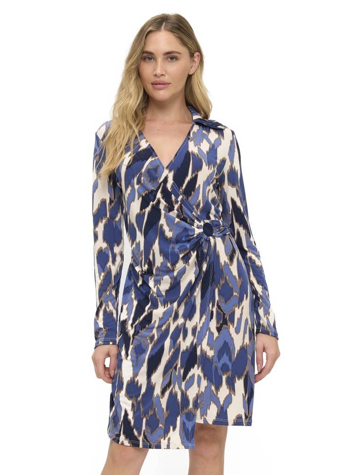 Trykt kjole med ringdetalje og slå-om-design for engroshandel hos Ariella USA