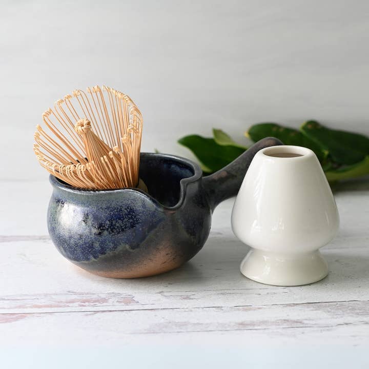 Blå keramisk matchaskål med pip, bambuvisp och visphållare set för wholesale av Aprikalife