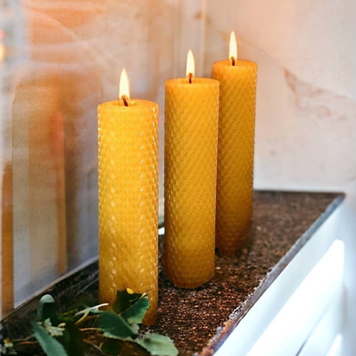 Xeva Candle Desing LLC – Engroshandel Søjlelys – PAKKET 3 stk. 15x5 Naturlig Bivoks Honningkage Rituallysæske0