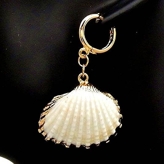 BOUCLE D'OREILLE PENDANTE EN FORME DE COQUILLAGE DE MER pour la vente par Diacly