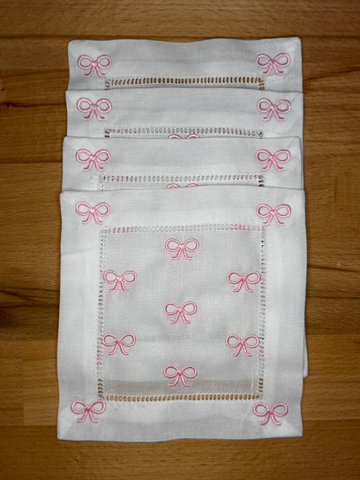 Serviettes de cocktail brodées Pink Bows pour la vente par Rain Embroidery