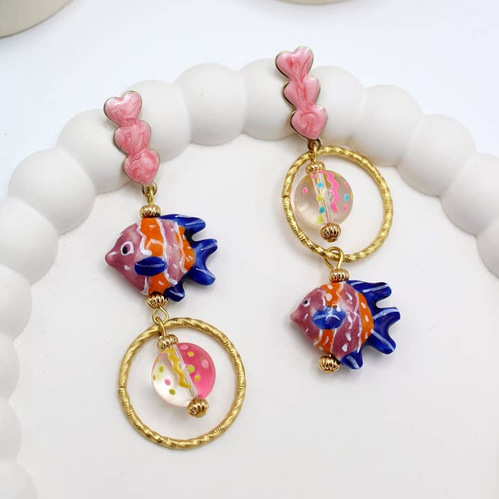 Orecchini a forma di pesce rosa, blu e arancione per la vendita all'ingrosso da parte di Midnight Foxes Studio