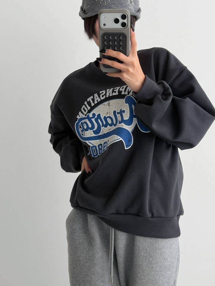 Atlanta 1980 Varsity Crewneck – Fremstillet i Korea for engroshandel hos Little Light