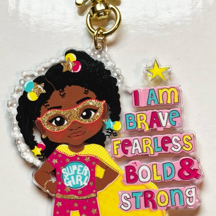 Fefus Designs – wholesale Nyckelring - Barn – Svart tjej superhjälte nyckelring – Stärkande återvunnen akryl väska charm för barn | Afro tjej nyckelring av Fefus Designs3