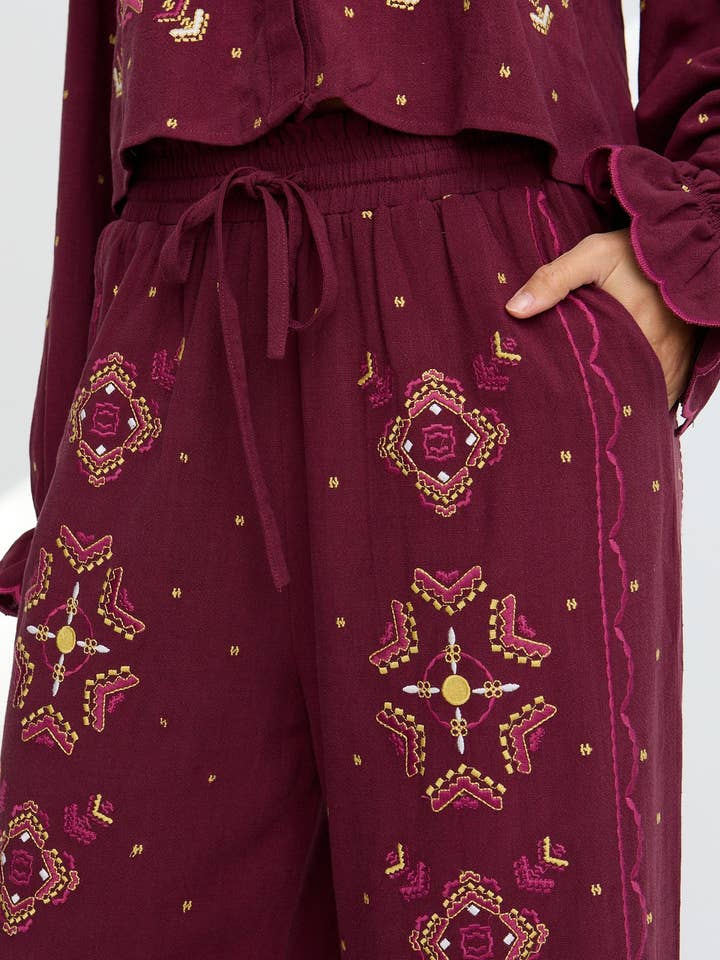 Raffya - Vente Pantalon – femme - Pantalon large brodé Penny en aubergine1