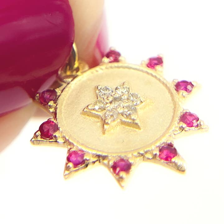 Ciondolo a cerchio in oro massiccio 14 carati con diamante e stella. PD442 per la vendita all'ingrosso da parte di Tresor Jewelry Inc.