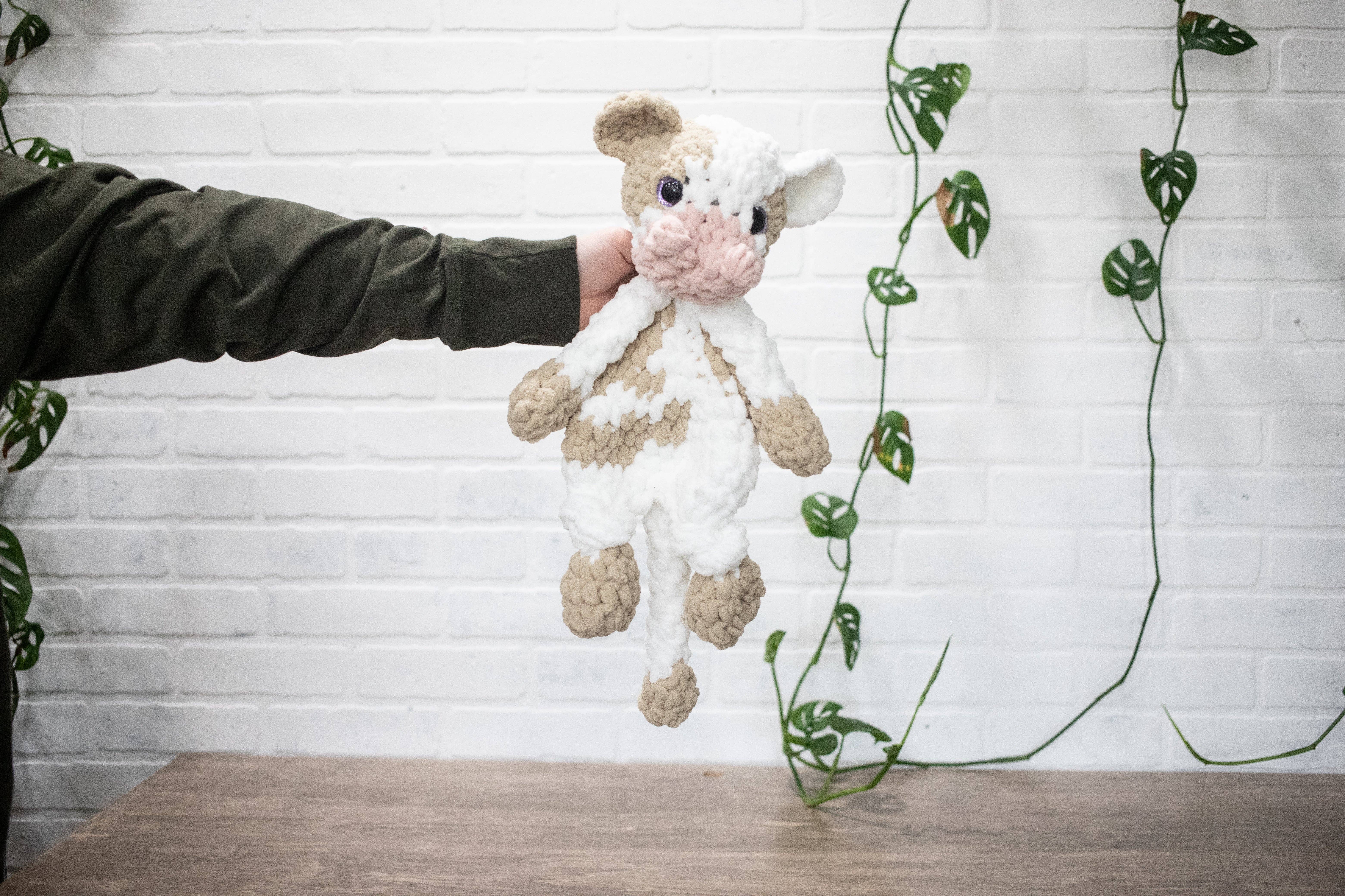 The McGarvey Workshop - Vente Peluche – enfant et bébé - Vache Lovey, Peluche Vache, Doudou Vache Noir et Blanc au Crochet6