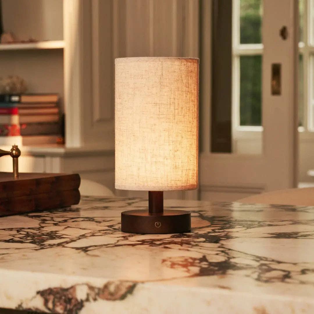 Tavellio - Vente Lampes d'appoint/de bureau - Lampe de table en bois sans fil Ben Dark Brown | Rechargeable, dimmable et jusqu'à 100 heures d'autonomie7