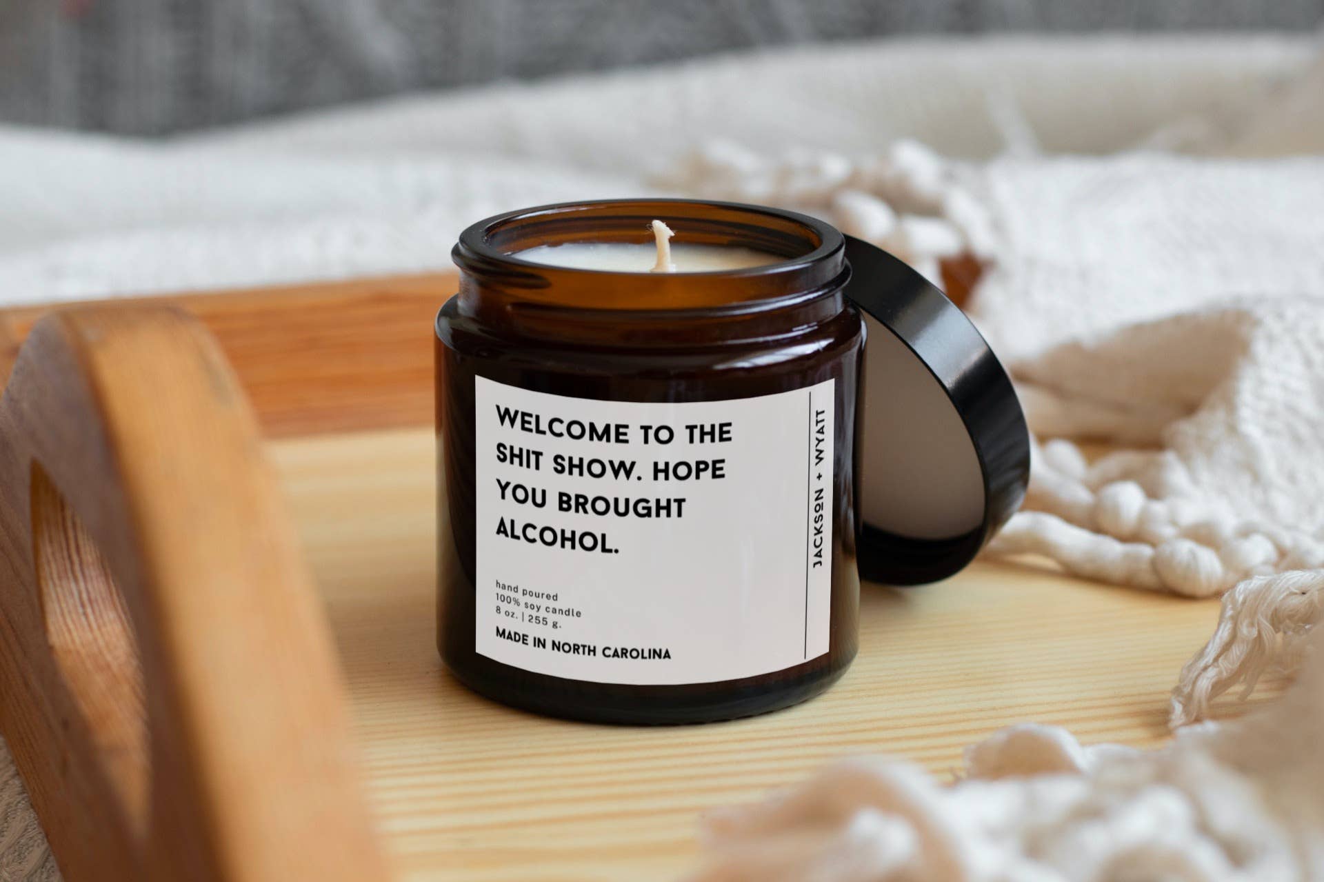 Jackson + Wyatt – Engroshandel Glaslys – Funny Candle Velkommen til lortshowet håber du bragte1