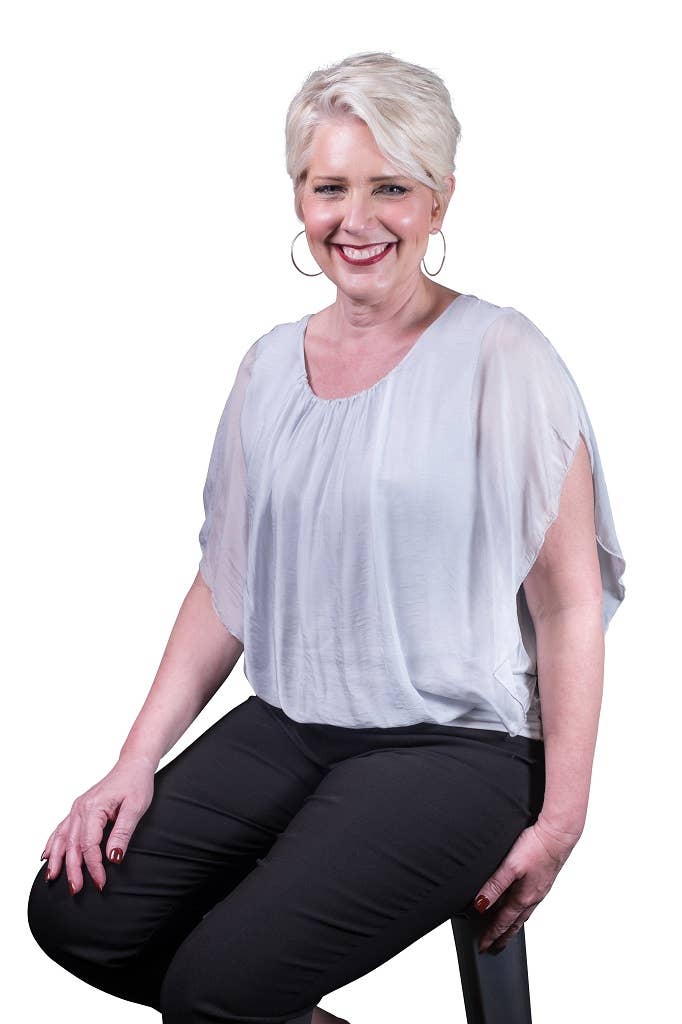 TINA Stephens Italy/Tees By Tina – Engroshandel Bluse - Dame – Aurora Flutter Fly Sleeve Silke Top m/Band Bund (BSS202)4