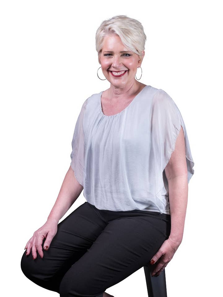 TINA Stephens Italy/Tees By Tina – Engroshandel Bluse - Dame – Aurora Flutter Fly Sleeve Silke Top m/Band Bund (BSS202)4