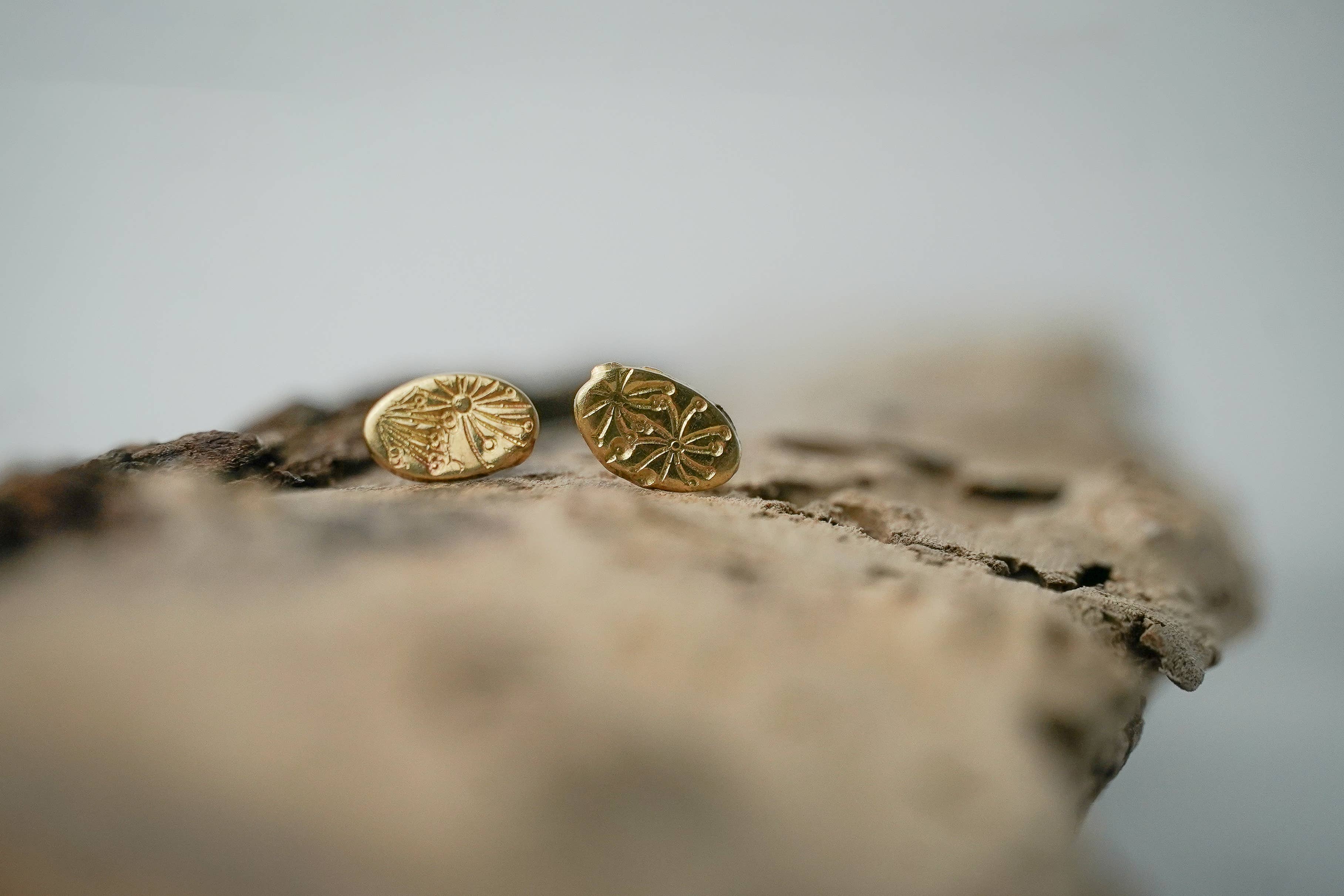 Sarah Munnings Jewellery - Vendita all'ingrosso Orecchini a bottone - Borchie a petalo1