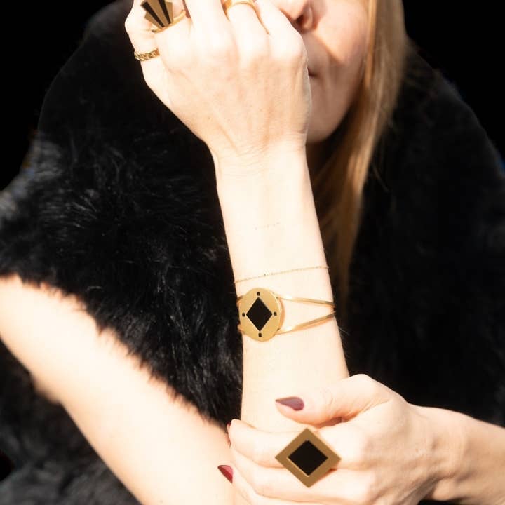 nostalgique NYC – wholesale Manschettarmband – Hjälte Svart Onyx Guld Armband