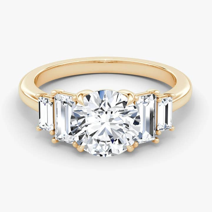 La bague de fiançailles héritage à cinq pierres rondes brillantes pour la vente par Caratina