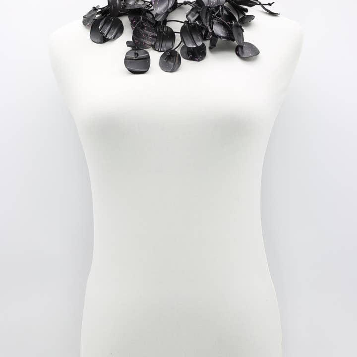 Jianhui London – wholesale Stora halsband – Återvunnet plast näckros blad halsband -lång handmålade