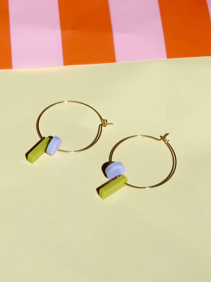 Dots avec cerceaux à broder en acier inoxydable doré à l'or fin en avocat & lilas pour la vente par Niemalsmehrohne