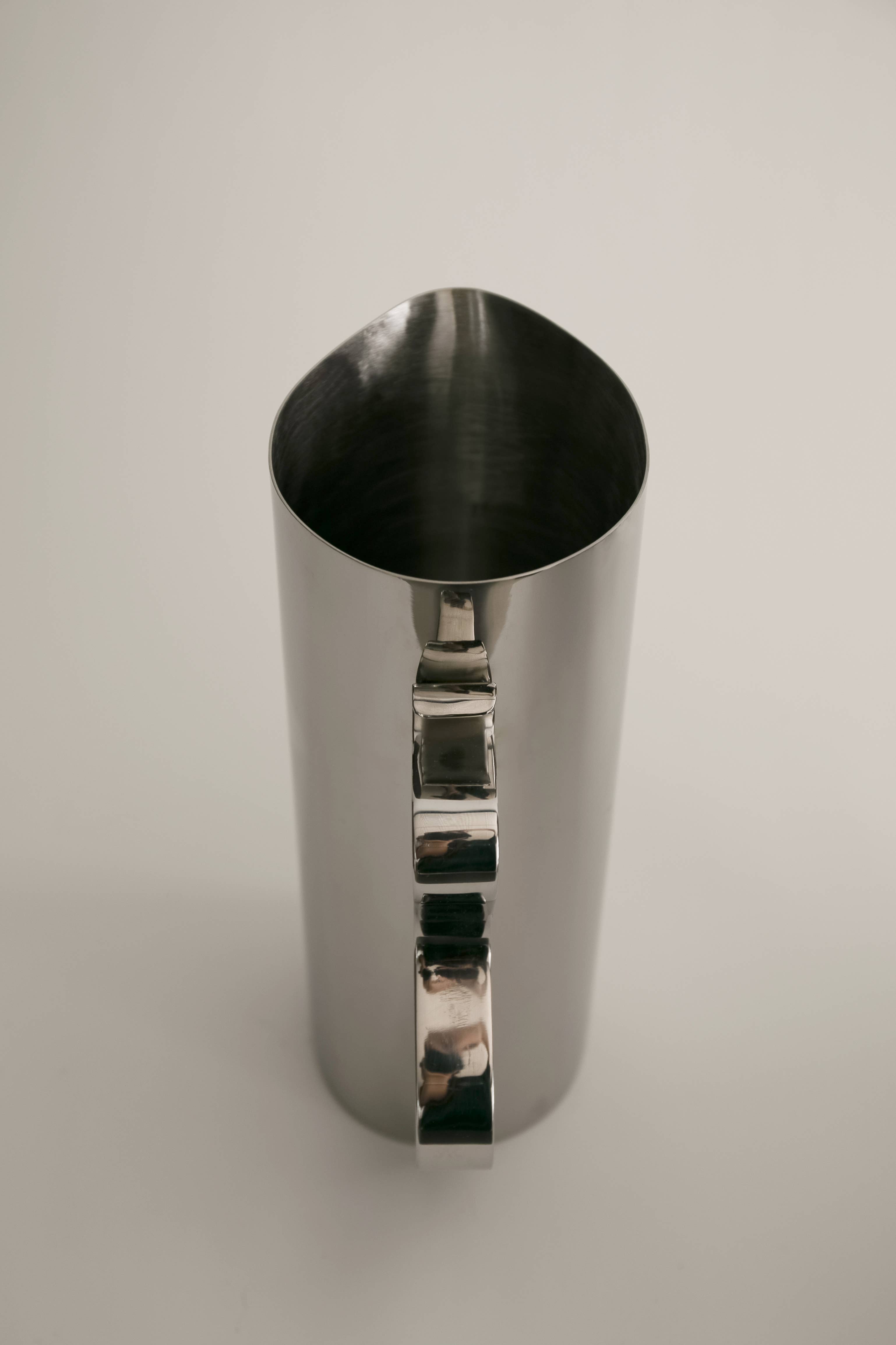 Sophie Lou Jacobsen – Großhandel Krug – Squiggle Krug aus spiegelpoliertem Edelstahl mit wellenförmigem Griff1