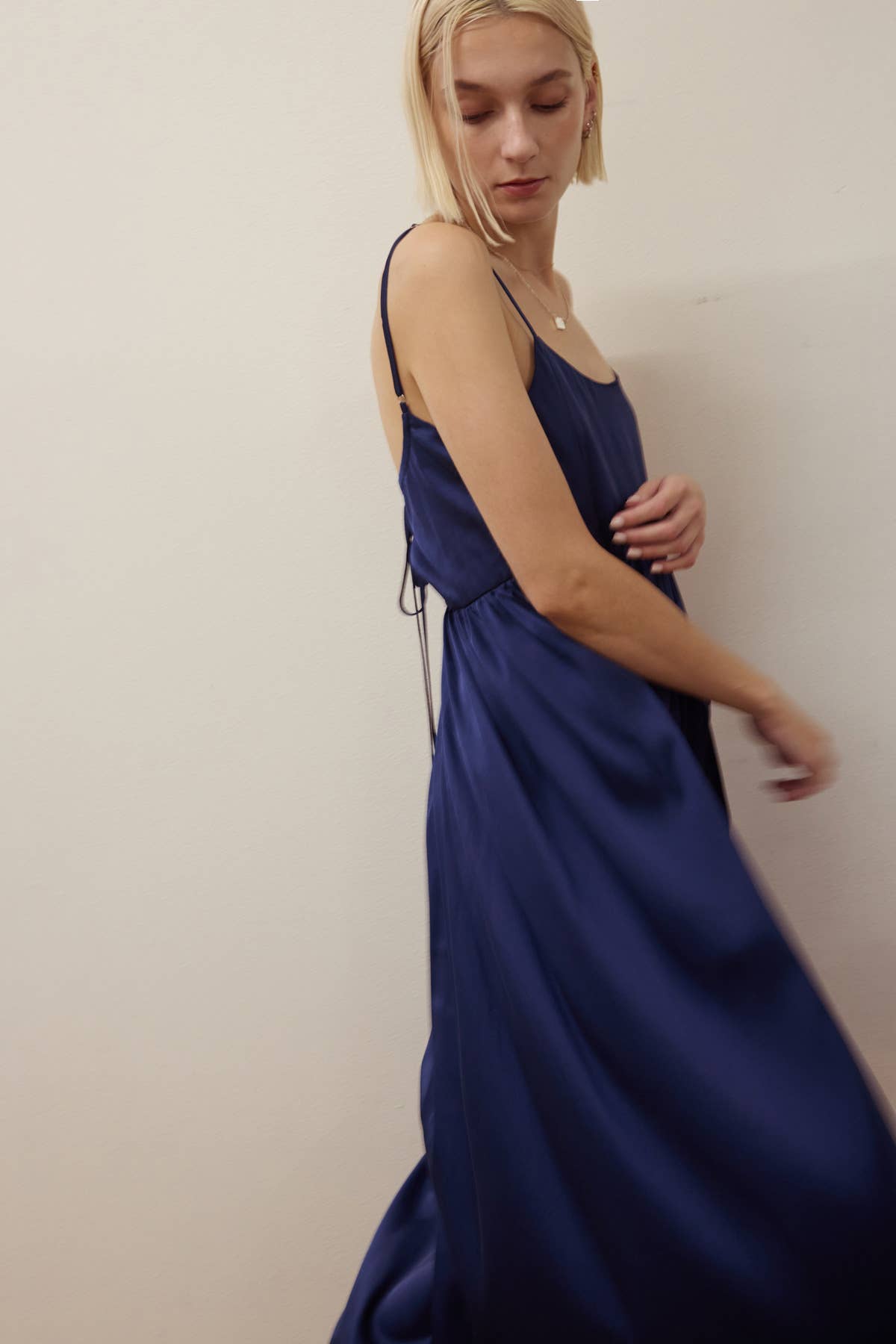 Lara Daisy - Vendita all'ingrosso Vestito - Donna - Abito midi in satin con spalline e fiocco sul retro14