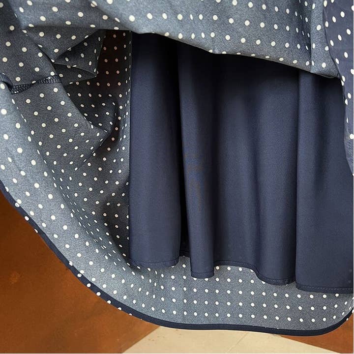 MARINBLÅ V-ringad klänning med spetskant och prickar för wholesale på Faire7