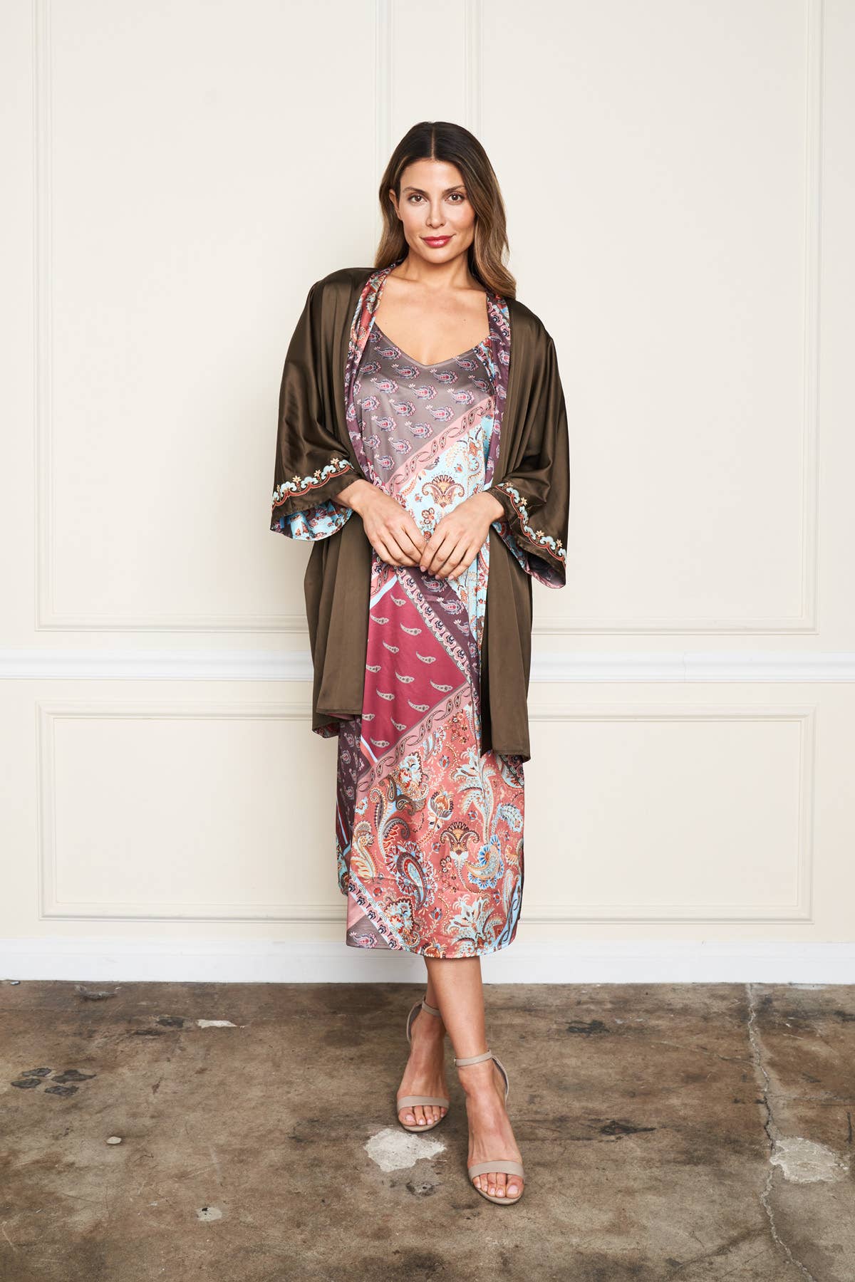 Olive 5612-MAK Vändbar Satinbroderad Kimono för wholesale på Faire1