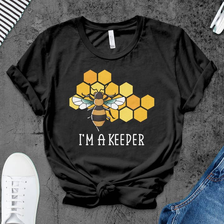 Beekeeper-shirt, T-shirt met honingraatprint, I'm a Keeper, cadeau voor bijenliefhebbers, uniseks T-shirt geïnspireerd op de natuur, Save the Bees-kleding voor wholesale door FreakyTeeFactory