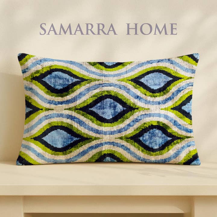 Coussin en velours ikat tissé à la main avec motif de vagues bleu vert pour la vente par Samarra Home