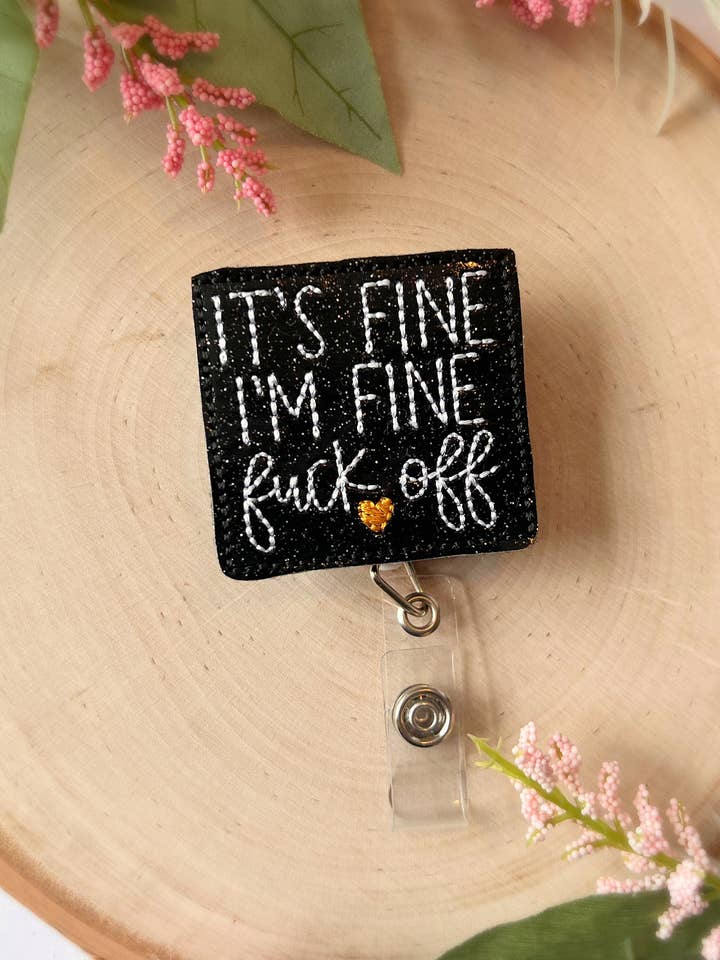 Rollo de insignia sarcástica Fine Im Fine Everything Is Fine, regalo para venta al por mayor de Meeko’s Must Haves
