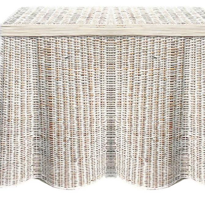 CONSOLLE IN VIMINI SMERLATO LAVATO BIANCO per la vendita all'ingrosso da parte di The Enchanted Home