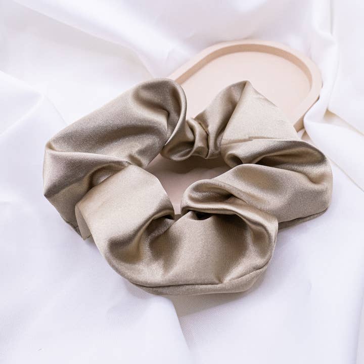 Tilda&Theo – Scrunchie - Mulher por atacado – Faixa de cabeça elástica bege acetinada verde claro - laço de cabelo retro4