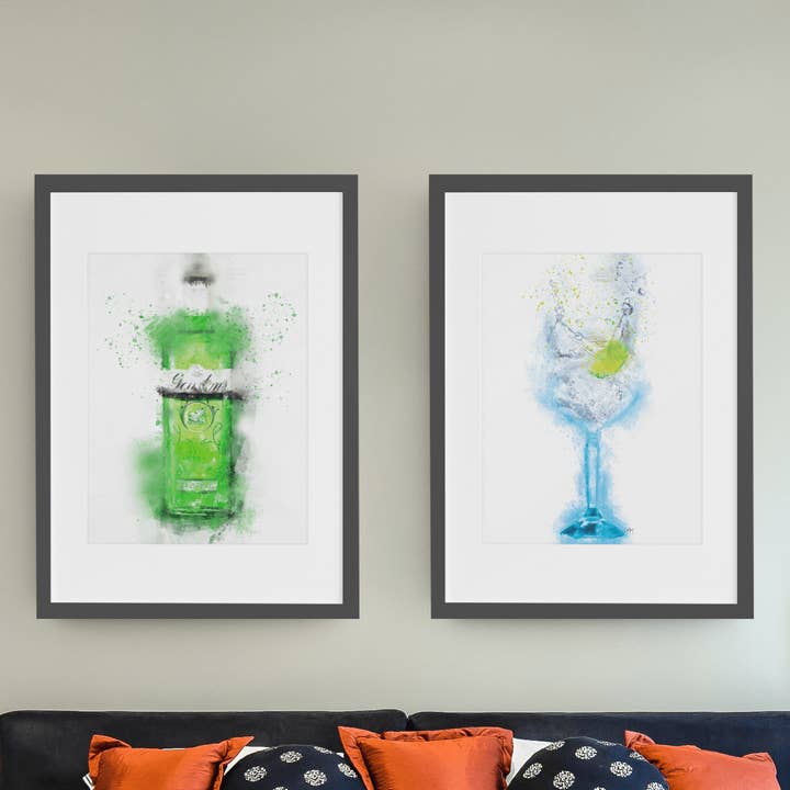 Gin Bottle & Gin Glass Gallery Wall Set di 2 stampe per la vendita all'ingrosso da parte di Woolly Mammoth Media