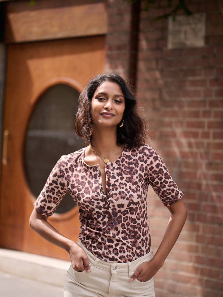 T-shirt en coton imprimé léopard pour la vente par Nathael Paris