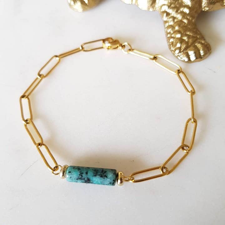 Bracelet en acier inoxydable avec turquoise et breloques dorées Koro pour la vente par GINANDGER