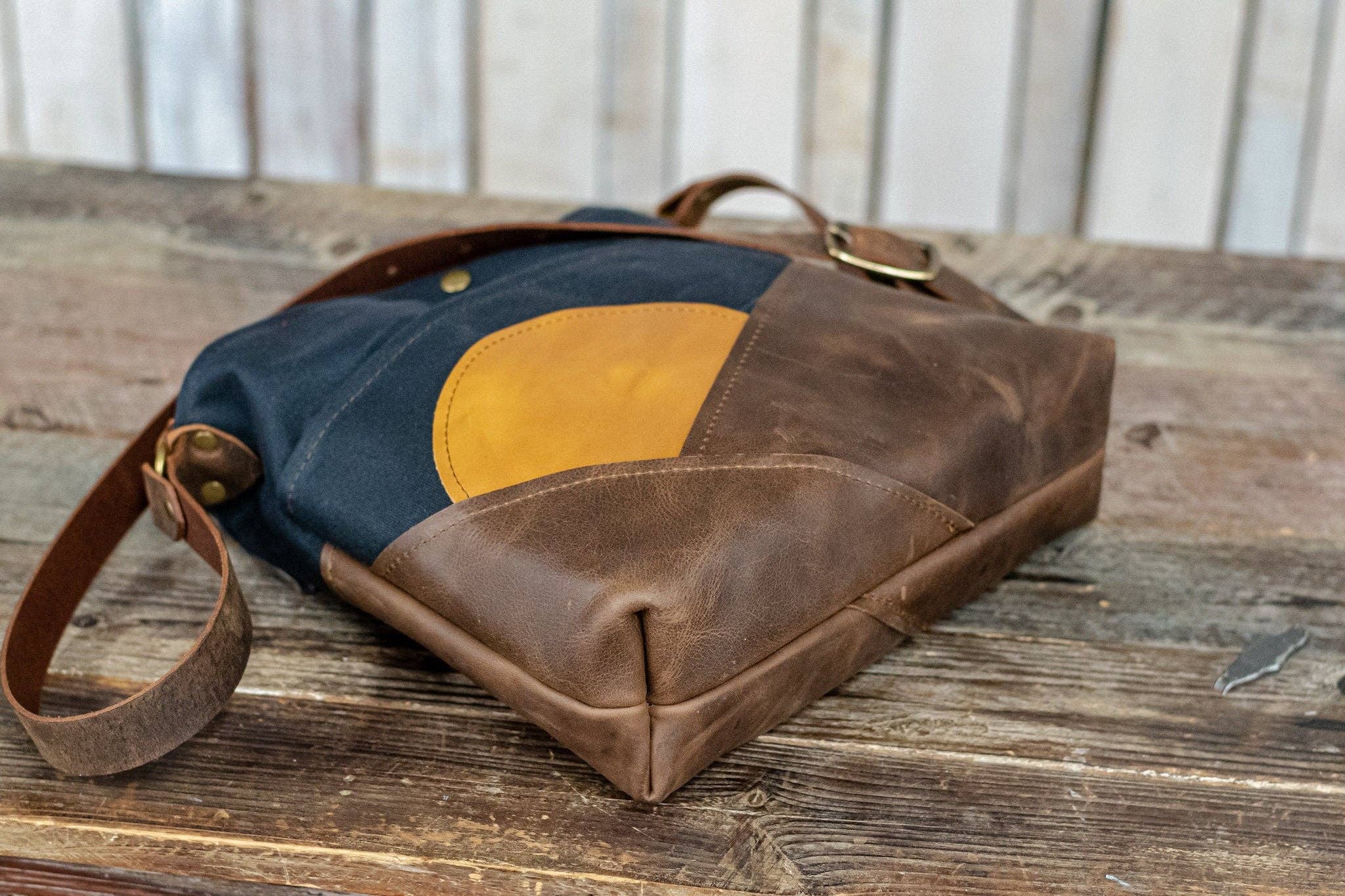 In Blue Handmade - Vendita all'ingrosso Borsa tote - Donna - Borsa Sunrise in tela cerata | Borsa in pelle | Prodotto negli Stati Uniti7