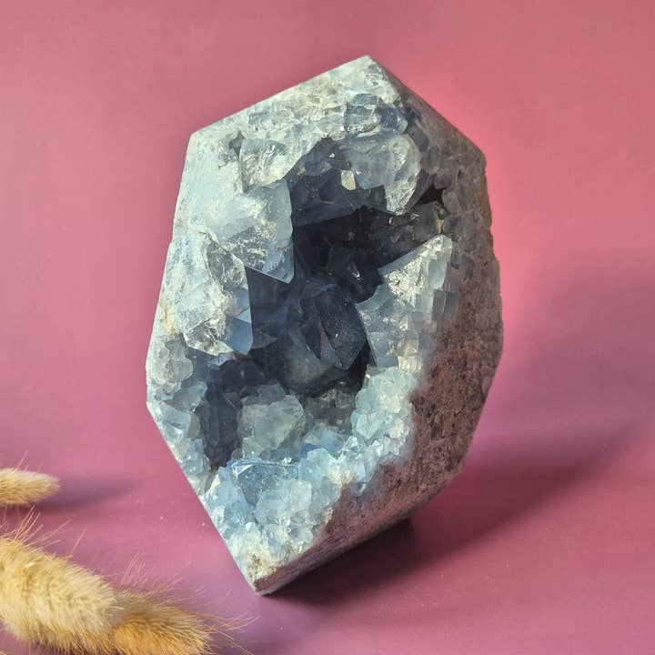 Celestin Geode – 2,56 kg | Rost, Klarheit & Engelenergie Rohstein für den Großhandel von Moonlight Gemstones