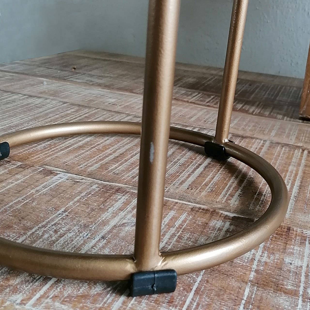 Voglrieder – wholesale Pall – Velurstol 2:a sortering Ø 32 cm H 42 cm med guldfärgad järnram23