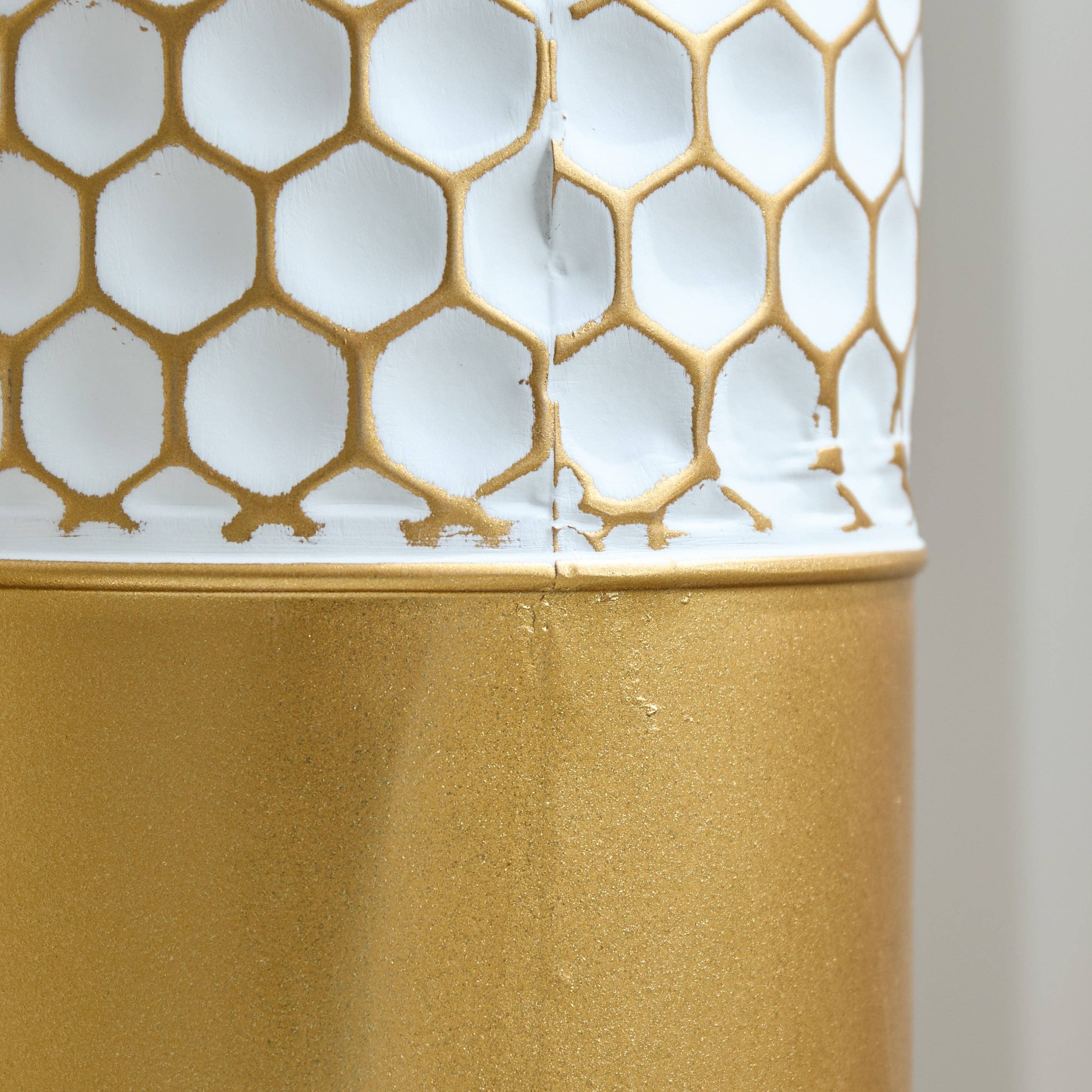 39F Inc. - Vente Vases - Ensemble de 3 vases de sol en métal doré et blanc en forme de goutte12