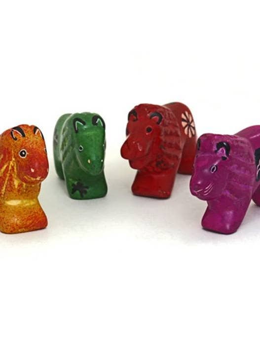 Quattro sculture di leoni in pietra ollare di colori assortiti con spedizione gratuita in tutto il mondo. per la vendita all'ingrosso da parte di Delight merchants