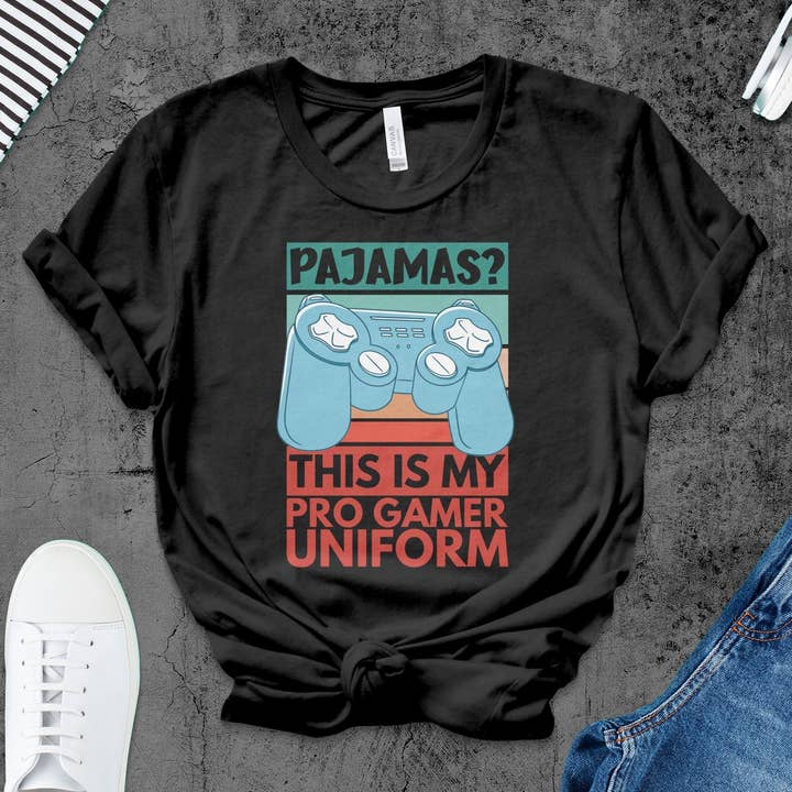 T-shirt d'uniforme de joueur professionnel, t-shirt de jeu amusant, parodie de pyjama, cadeau pour joueur, chemise graphique décontractée pour manette de console, vêtements unisexes pour la vente par FreakyTeeFactory