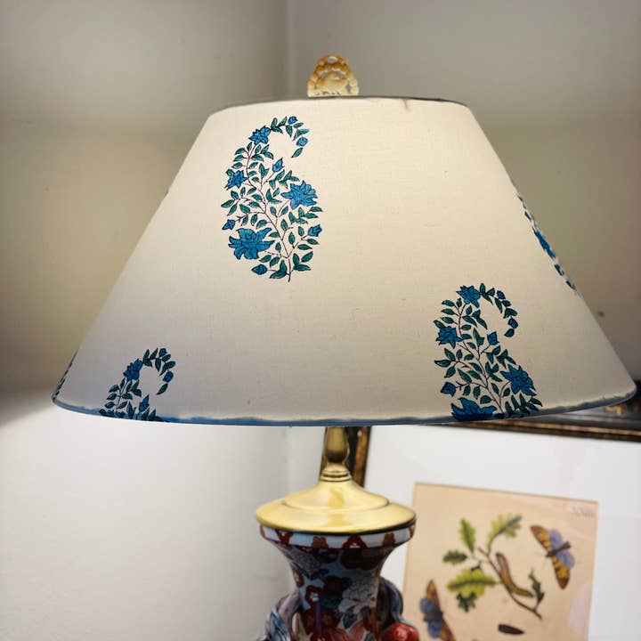 Olive and Limpet - Wholesale Lampenkap - Grote conische lampenkap. Indiase handblokdruk. Blauwblauwe en groene Buti op helder wit.1