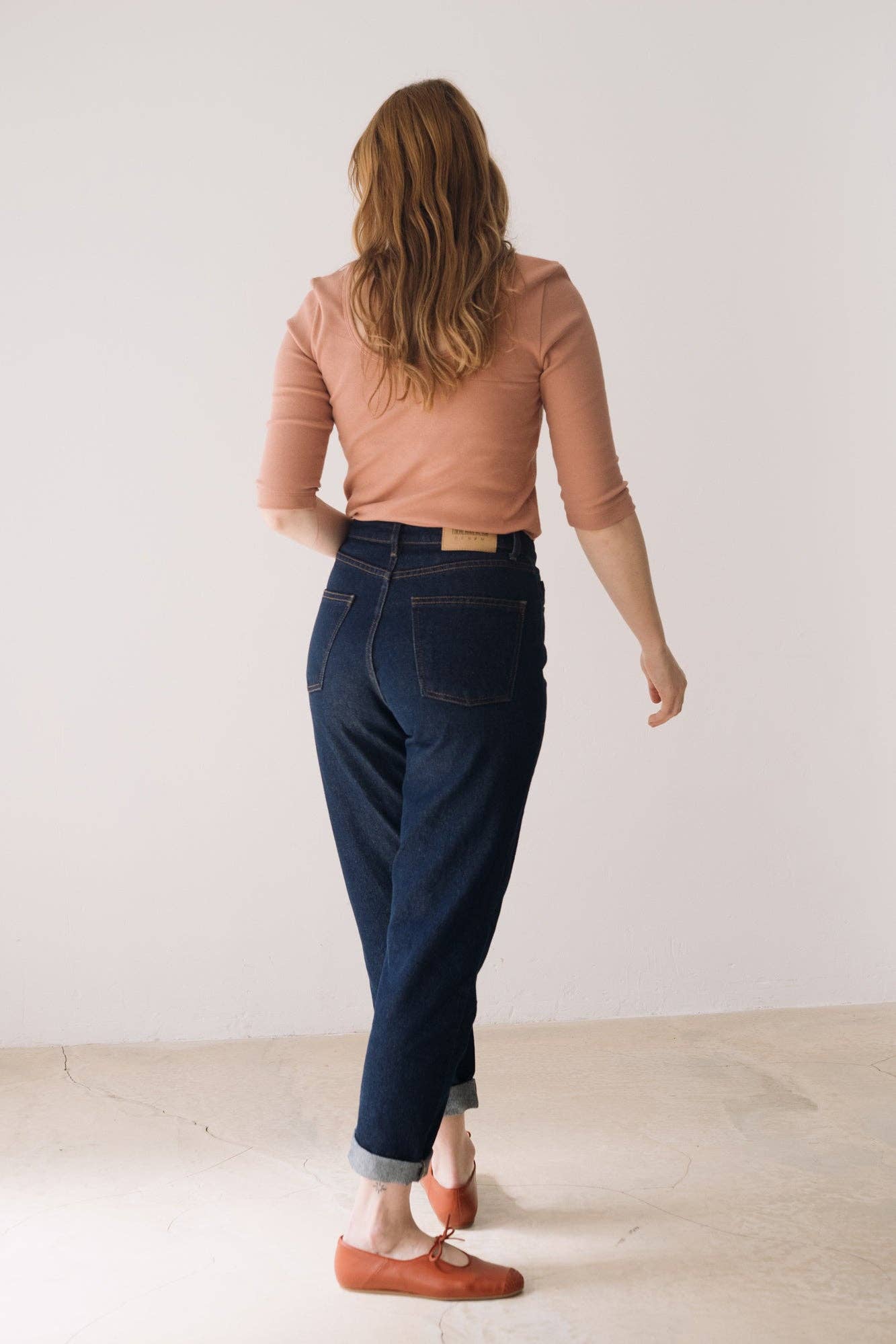 Roze Organische ribgebreide top met boothals in roze voor groothandel op Faire8