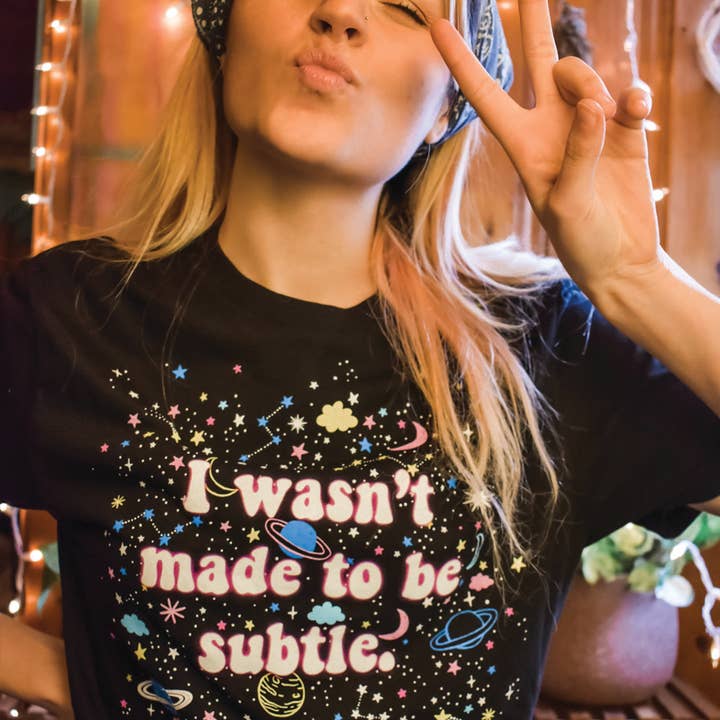 Svart med multi Color Print Jag var inte gjord för att vara subtil grafisk tee för wholesale på Faire