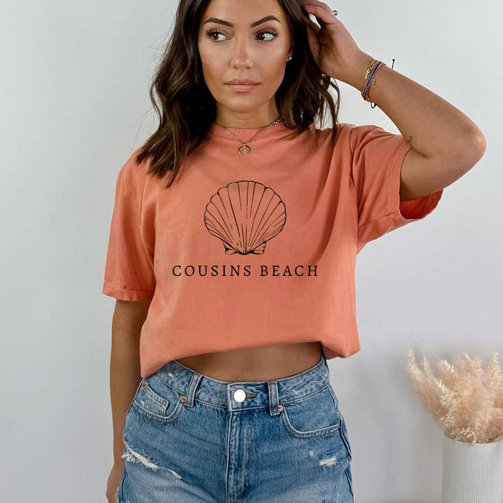 Hello Poppy Company - Venta al por mayor Camiseta serigrafiada - Mujer - Camiseta TSITP Cousins Beach Shell Comfort Colors