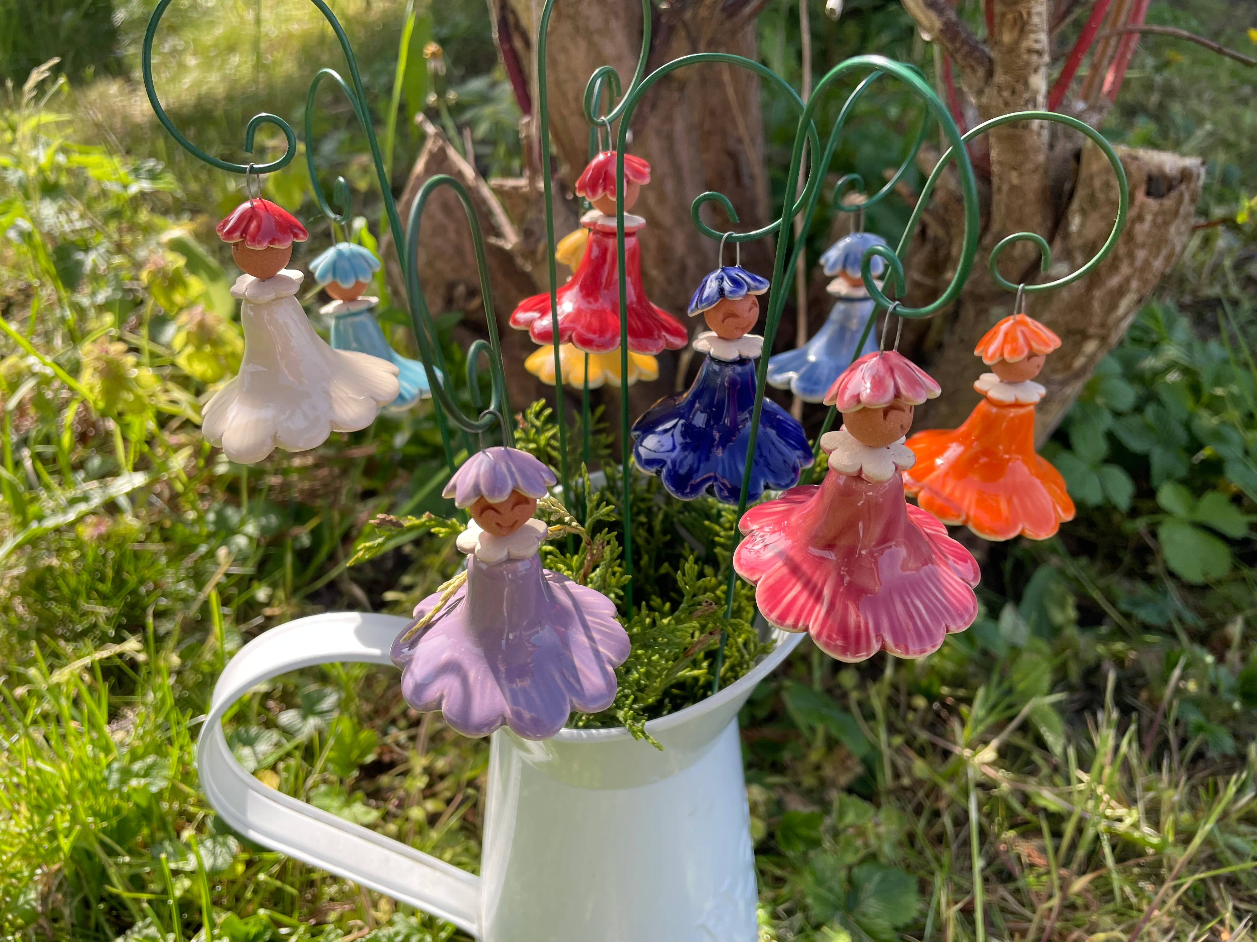 Pannonhem AB. – Großhandel Gartendeko/-schmuck – Hängende bunte Feen aus Keramik4