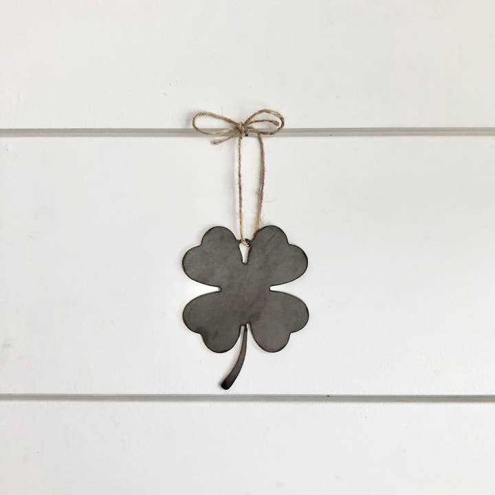 Décoration de Noël rustique en métal avec trèfle à quatre feuilles pour la vente par Modern Rustic Metal Art