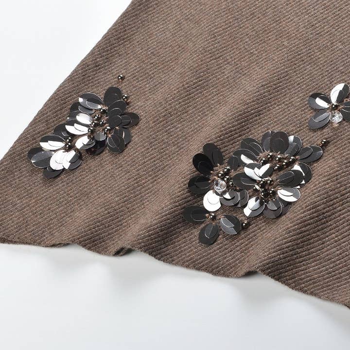 Cor como imagens JK258 Top de Malha Ombro a Ombro Cinzento Elegante com Missangas Florais para venda a revendedores na Faire4