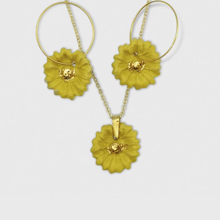 Parure collier og boucles d'oreilles fleur jaune Marguerite for engroshandel hos Corinne Ceramique