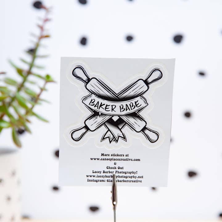 Baker Babe - Autocollant en vinyle pour ordinateur portable ou bouteille d'eau pour la vente par Canoe Place Creative