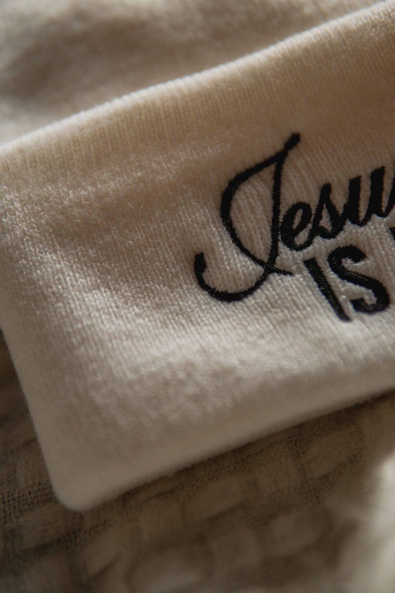 Blanco Jesus is King | Gorro de tobogán cristiano bordado de venta al por mayor en Faire5